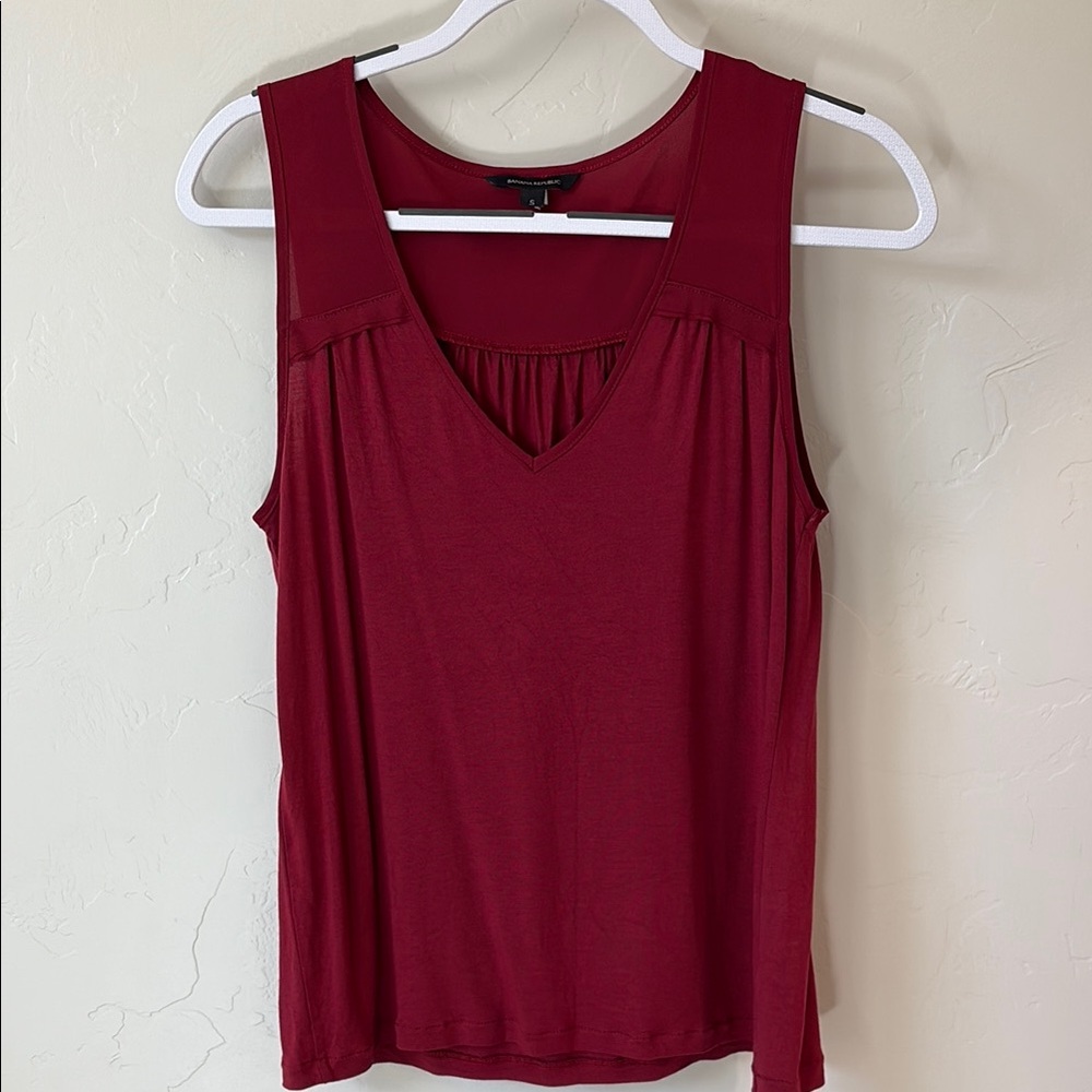 Like new, Banana Republic Red Sleeveless Top